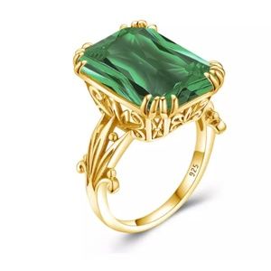 Stunning 925 Sterling Silver Green man made Gemstone ring Sz8